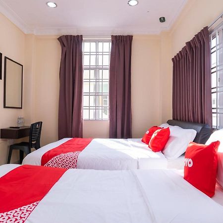Oyo 89536 Hazris Hotel Batu Pahat Esterno foto