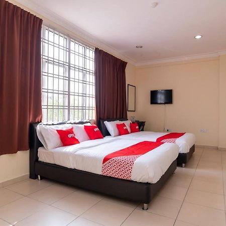Oyo 89536 Hazris Hotel Batu Pahat Esterno foto
