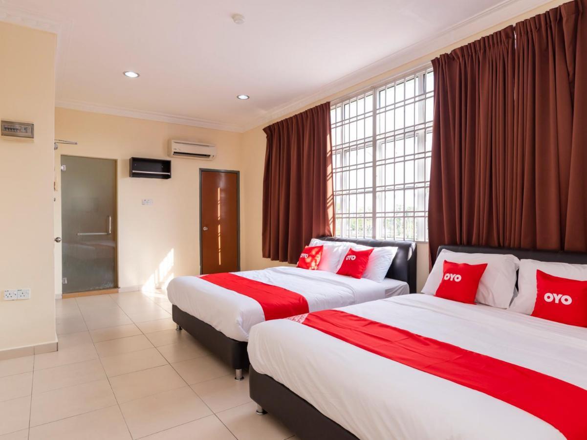 Oyo 89536 Hazris Hotel Batu Pahat Esterno foto