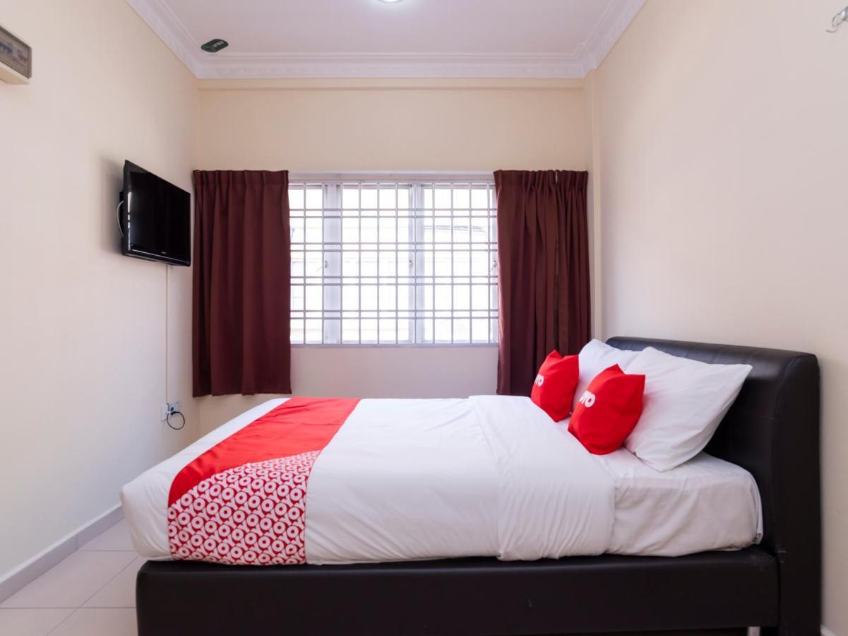 Oyo 89536 Hazris Hotel Batu Pahat Esterno foto