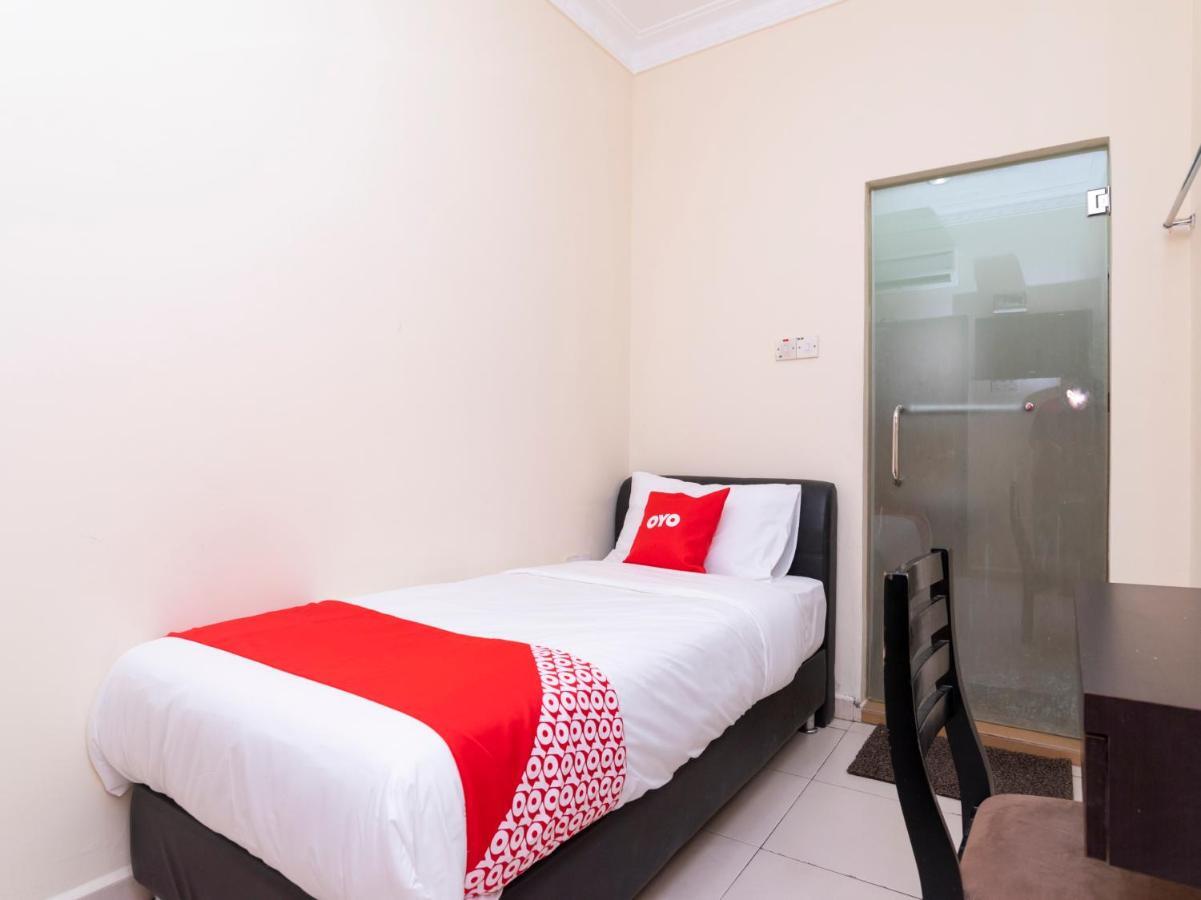 Oyo 89536 Hazris Hotel Batu Pahat Esterno foto