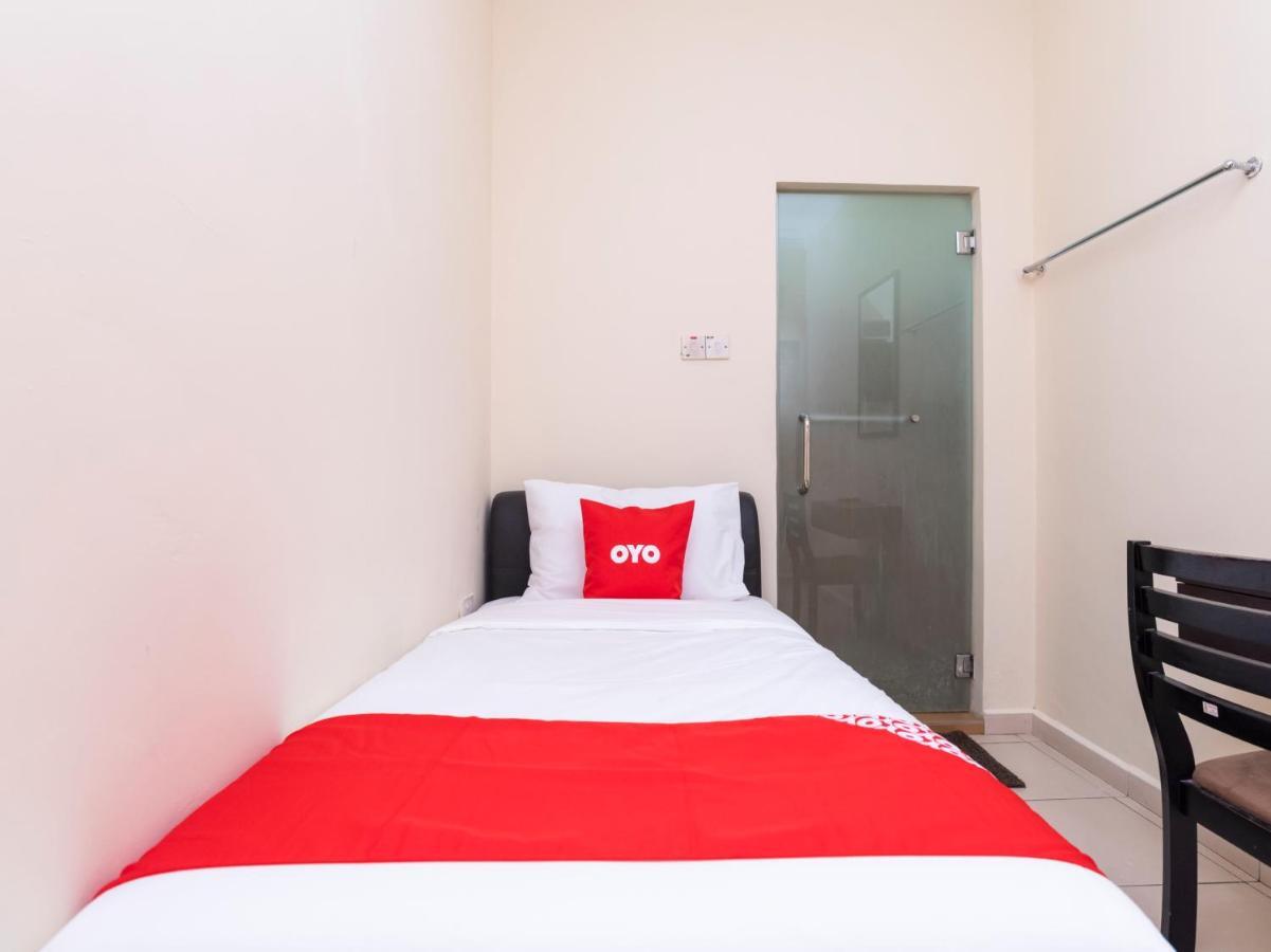 Oyo 89536 Hazris Hotel Batu Pahat Esterno foto