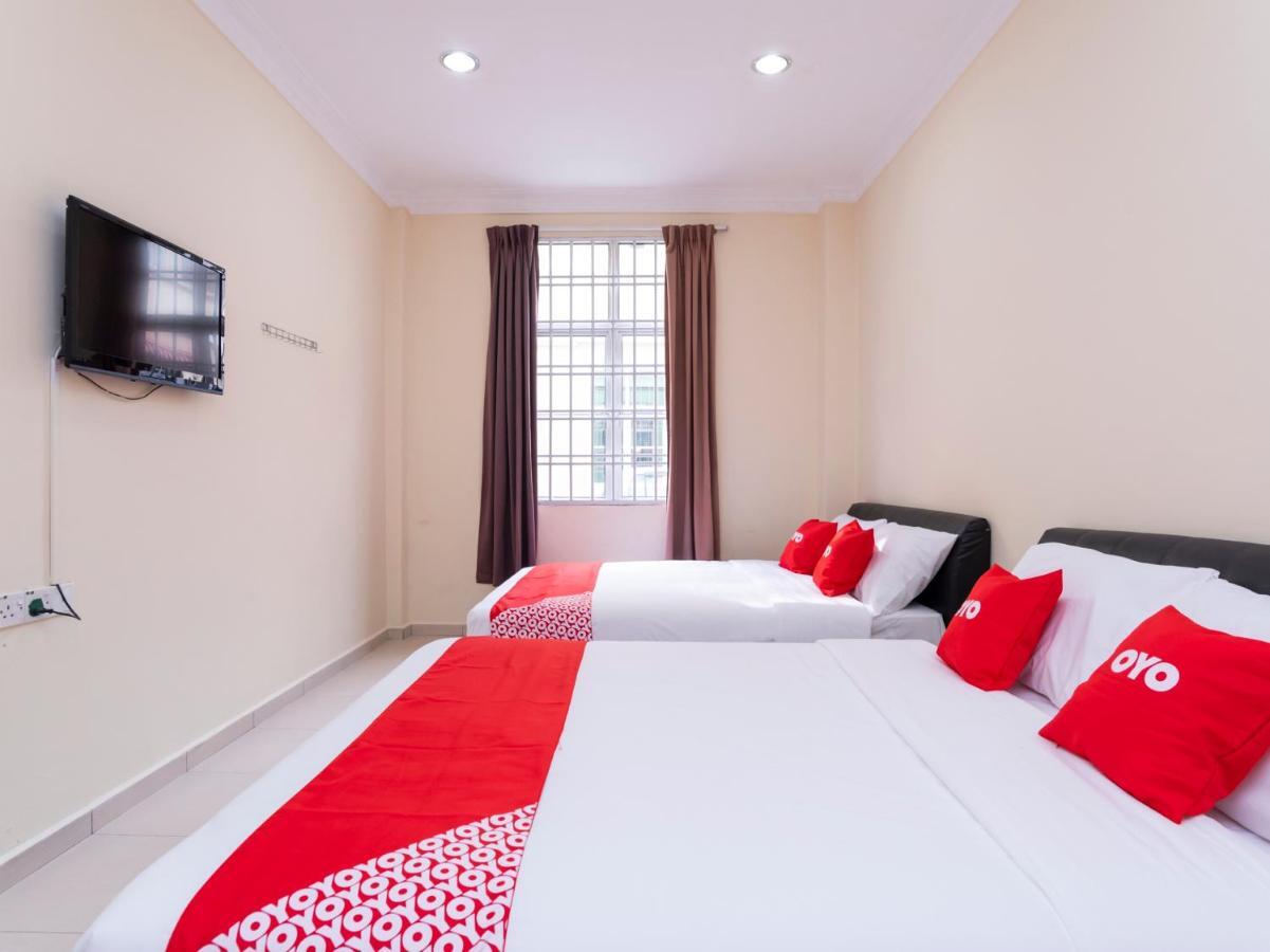 Oyo 89536 Hazris Hotel Batu Pahat Esterno foto