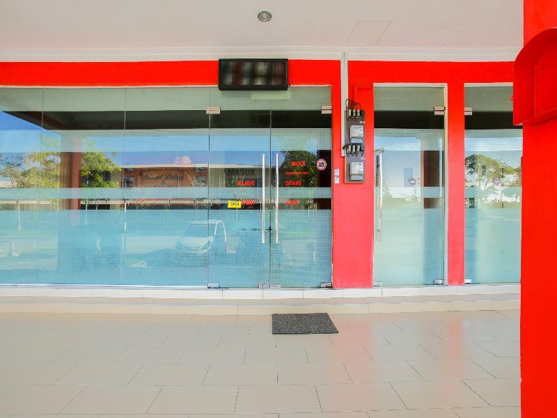 Oyo 89536 Hazris Hotel Batu Pahat Esterno foto