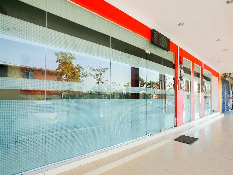 Oyo 89536 Hazris Hotel Batu Pahat Esterno foto